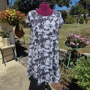 SJS Black and White Relaxed Mini Dress, New With-OUT Tags. GGCP